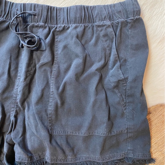 Cloth & Stone Fray Hem Shorts in Smokepearl - Picture 2 of 7